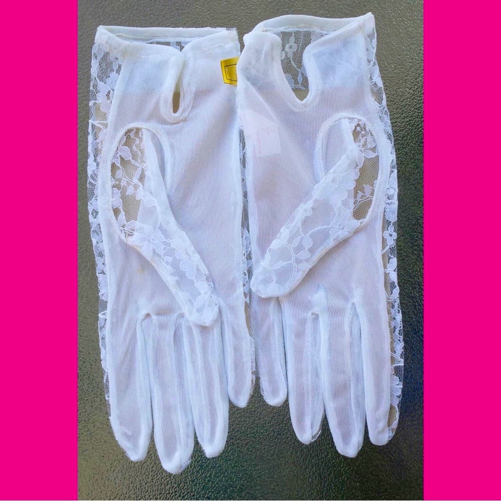 Vintage MOD 60s 70s Ladies Glamorous White Sheer Chantilly Lace Nylon Gloves NIP - Picture 2 of 6